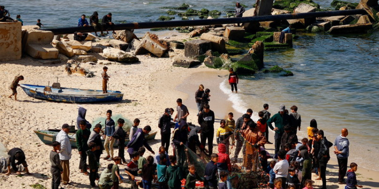 سكان غزة يخشون تلاشـــي “الاهتمام الدولي” بعد التصعيد في لبنان