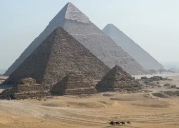 ظاهرة غريبة فوق الأهرامات تعطل الأقمار الصناعية