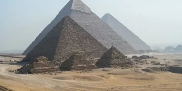ظاهرة غريبة فوق الأهرامات تعطل الأقمار الصناعية