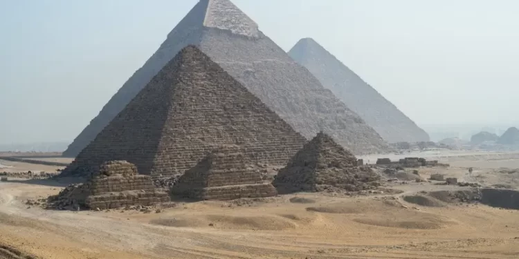 ظاهرة غريبة فوق الأهرامات تعطل الأقمار الصناعية