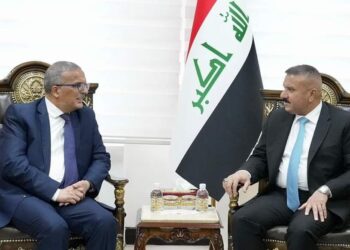 وزير الداخلية يلتقي السفير الجزائري