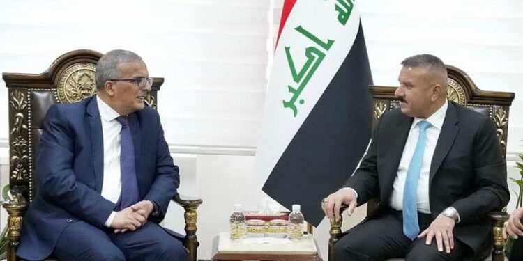 وزير الداخلية يلتقي السفير الجزائري