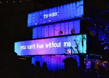 عروض ضوئية تحاكي الأرض,,,”نتنفس الهواء نفسه”