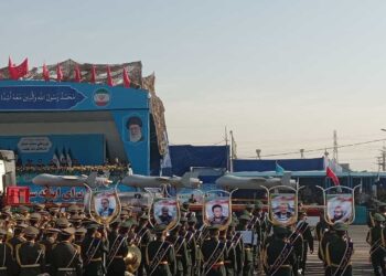 الحرس الثوري يكشف عن صواريخ وطائرات مسيرة جديدة في طهران