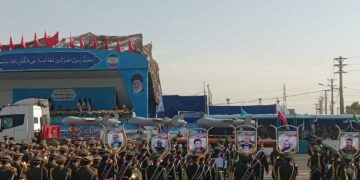 الحرس الثوري يكشف عن صواريخ وطائرات مسيرة جديدة في طهران