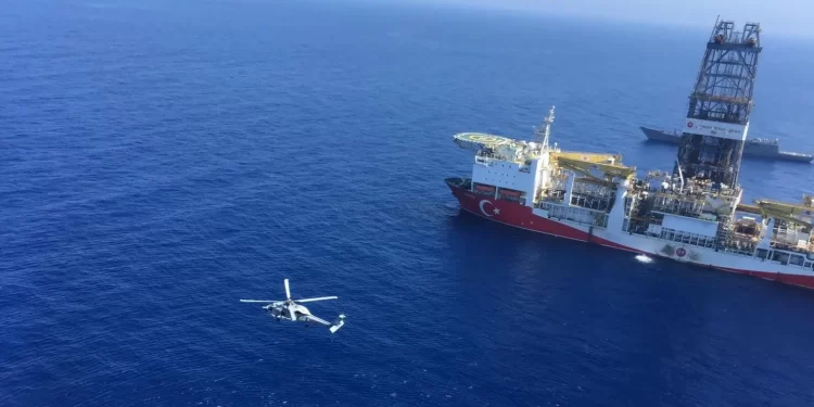 سفينة تركية تبدأ التنقيب عن النفط قبالة الصومال