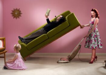 الاستعانة بعاملة تنظيف يثير جدلا حول الفوارق الطبقية