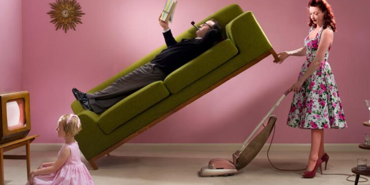 الاستعانة بعاملة تنظيف يثير جدلا حول الفوارق الطبقية