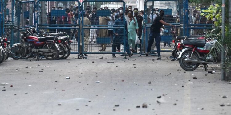 باكستان.. إصابة العشرات من الشرطة خلال اشتباكات مع أنصار خان