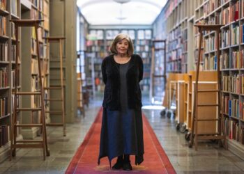 هربت من إيران فــأصبحت أول عضو أجنبي في أكاديمية نوبل السويدية