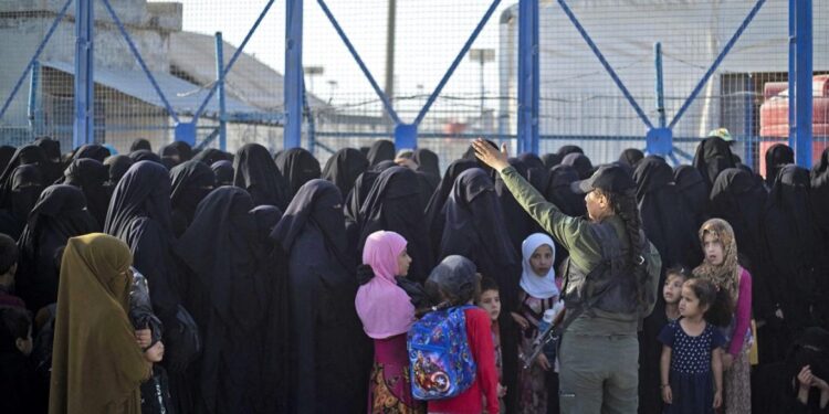 عودة 700 عراقي من مخيم الهول السوري وتأهيلهم في الموصل