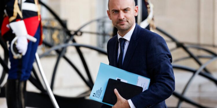 باريس.. ظروف احتجاز 3 فرنسيين في إيران “غيـــر مقبـــولة”