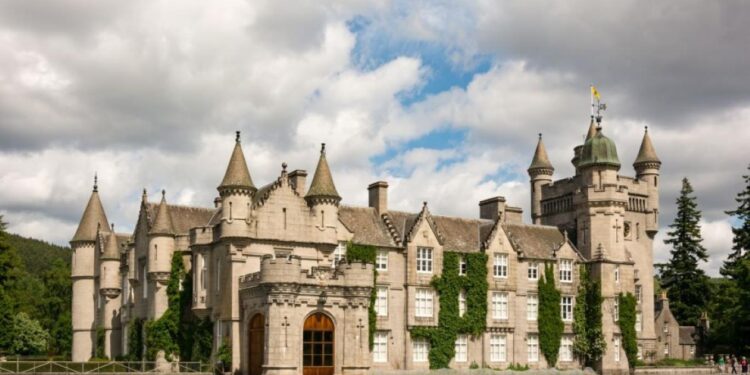 اسكتلندا.. قصر بالمورال يكسر القيود الملكية بحفلات للزفاف