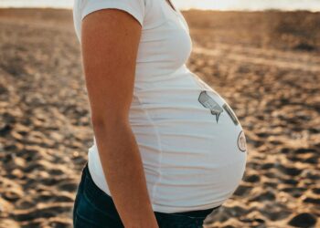 موظفو الحكومة الصينية يتصلون بالنساء لحثهن على الحمل