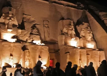 مصر.. سائح يدخل بجثة والدته إلى معبد “أبو سمبل”