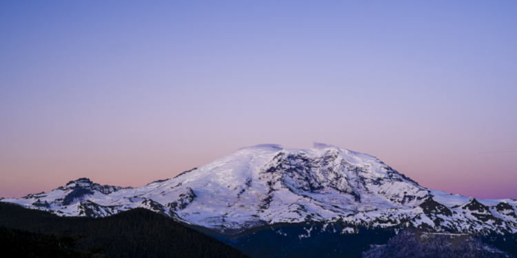 تقلص غير متوقع لأعلى جبل في واشنطن