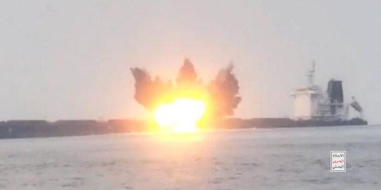 قذائف الحوثيين تصـــيب سفينة “للمرة الثانية” خلال ساعات قبالة الحديدة