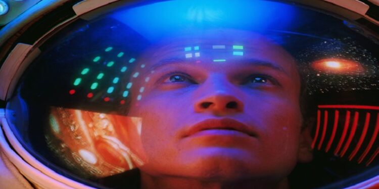 دار أزياء تصــمم بدلة فضاء مستقبلية لرواد رحلة القمر 2026