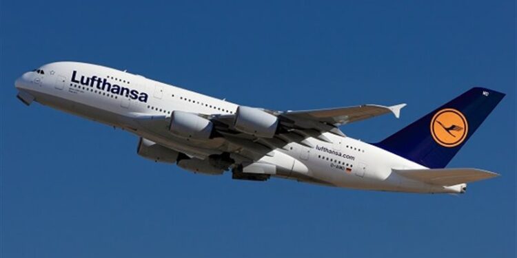 تغريــــم شركة طيران 4 ملايين $ بسبب سوء معاملتها لمسافرين يهود