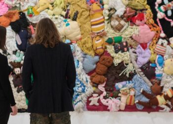 مايك كيلي… سيرة للوقاحة والملل والضوضاء