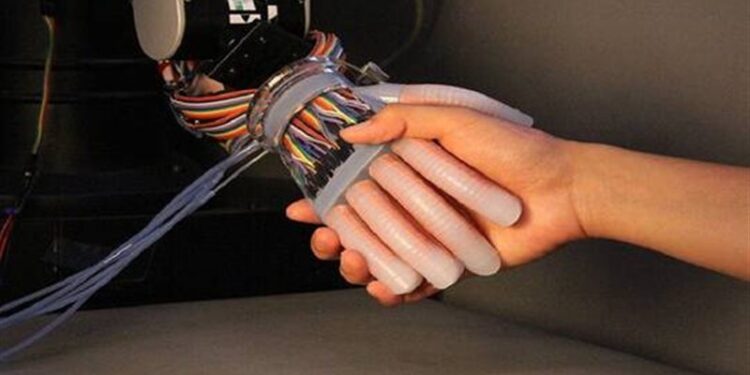 تطور أجهزة استشعار مرنة تساعد الروبوتات على اللمس