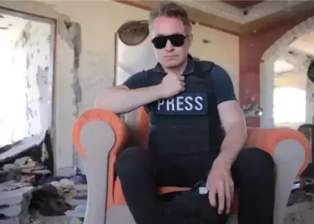 صحفي بريطاني ينشر صورة له أثناء جلوسه على كرسي يحيى السنوار