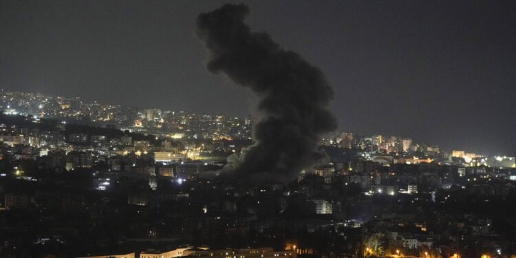 ضربات إسرائيلية مكثفة على لبنان,,, وغارات أميركية تستهدف مواقع حوثية باليمن