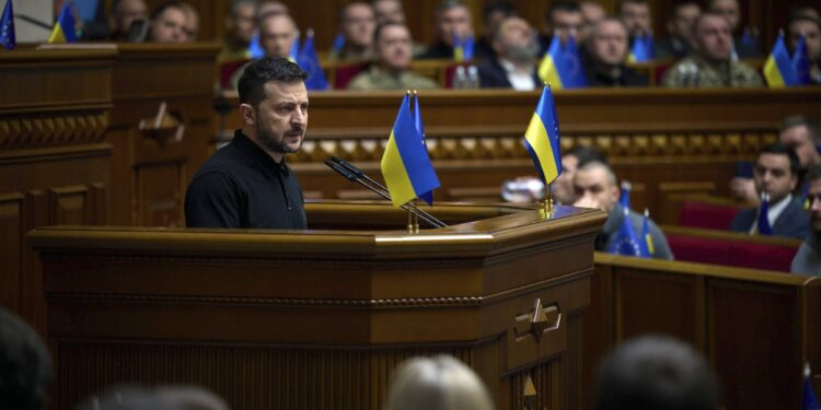 زيلينسكي يبحث في بروكسل “إنهــــاء الحرب” بصورة عادلة