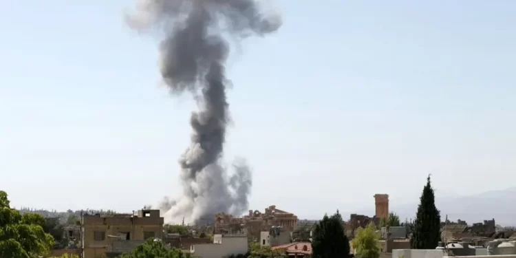 غارات على لبنان.. وحزب الله يستهدف قاعدة بحرية وثكنة وسط إسرائيل