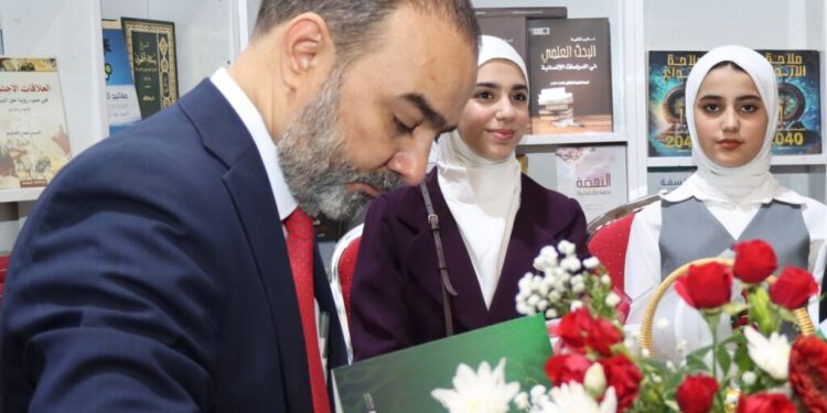 نوفل ابورغيف يوقـــع الطبعة الثالثة من كتابه “المستويات الجمالية في نهج البلاغة”