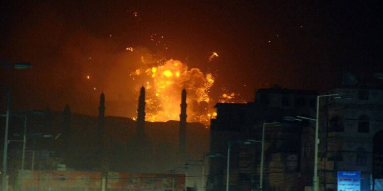 غارات أمريكية وبريطانية تستهدف موقعاً للحوثيين في اليمن