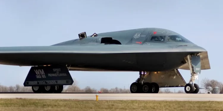 واشنطن تضرب مواقع حوثية “تحت الأرض” بقاذفات شبحية