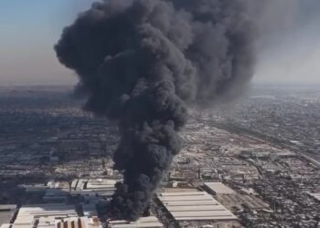 وزير الداخلية يصل مكان حريق شارع الظلال والدفاع المدني يسيطر على النيران