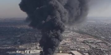وزير الداخلية يصل مكان حريق شارع الظلال والدفاع المدني يسيطر على النيران