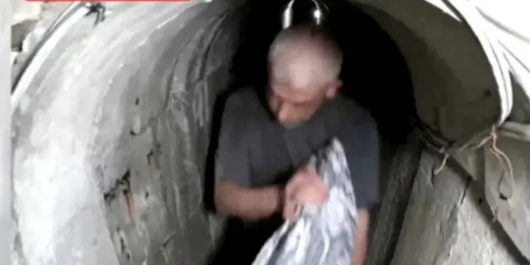 مشاهد جديدة للسنوار قبل السابع من أكتوبر مع ولديه وزوجته