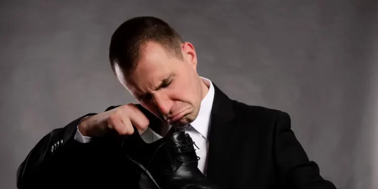 شاب يوناني يتســـلل لمنازل جيرانه لــيشـــم رائحة أحذيتهم