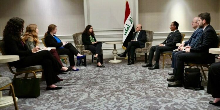 فؤاد حسين يلتقي مساعدة وزير الخارجية الامريكي للامن المدني والديمقراطية وحقوق الانسان في واشنطن