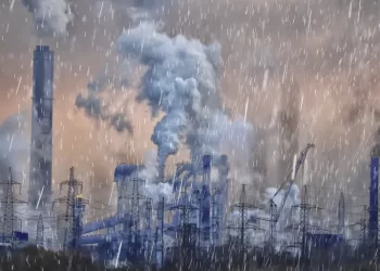 تحذير عاجل من هطول “أمطار حمضية” في العراق