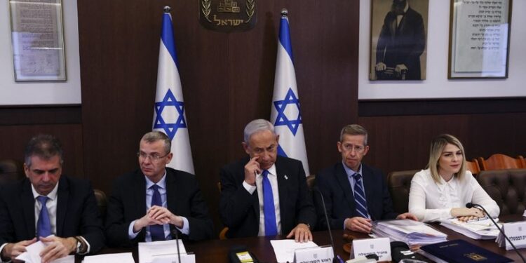 رئيس طاقم نتانياهو يخضع للــتحقيق في “قضية الوثائق المسربة”