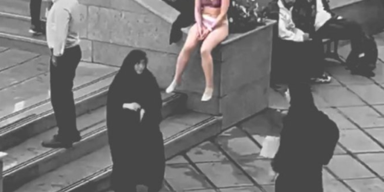 اعتقال الطالبة الإيرانية … تتجرد من ملابسها احتجاجا على قواعد الزي