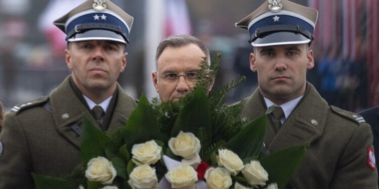 أميركا تدشن قاعدة جوية ببولندا وروسيا ترى فيها محاولة لاحتوائها