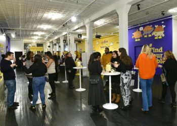 رواج تطبيقات الصداقة على حساب برامج المواعدة