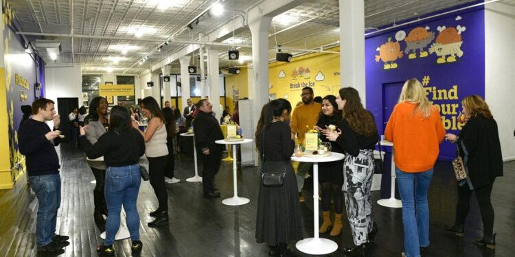 رواج تطبيقات الصداقة على حساب برامج المواعدة