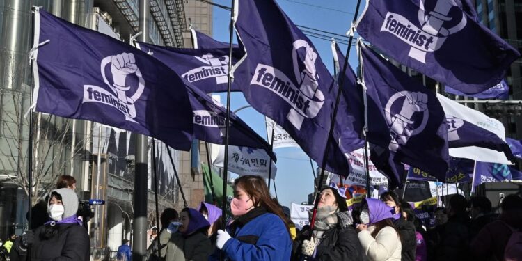 حركة “اللاءات الأربعة” والنساء اللاتي “يعتقن” أنفسهن من الرجال