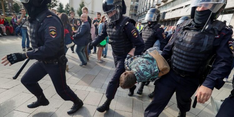 احتجاج إيراني لروسيا بعد توقيف “عنيف” لطالبين