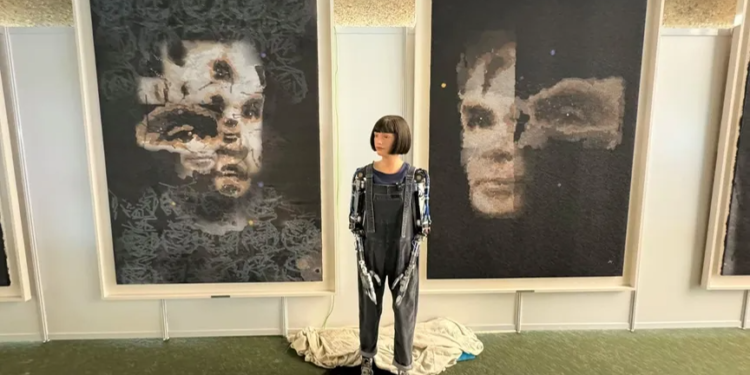 روبوت ينفـــذ أول لوحة فنية تباع بـ1.08 مليون$