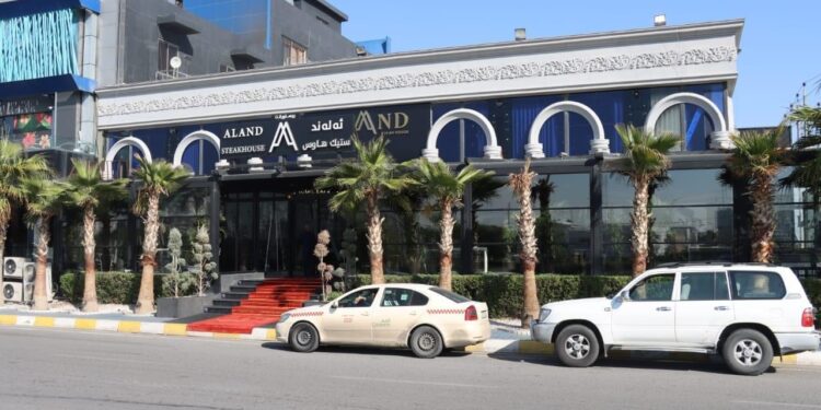 اغلاق مطعم بأربيل يقدم وجبات بآنية من “ذهب والماس” ,,, سعر الوجبة “8 دفاتر و70 ورقة”