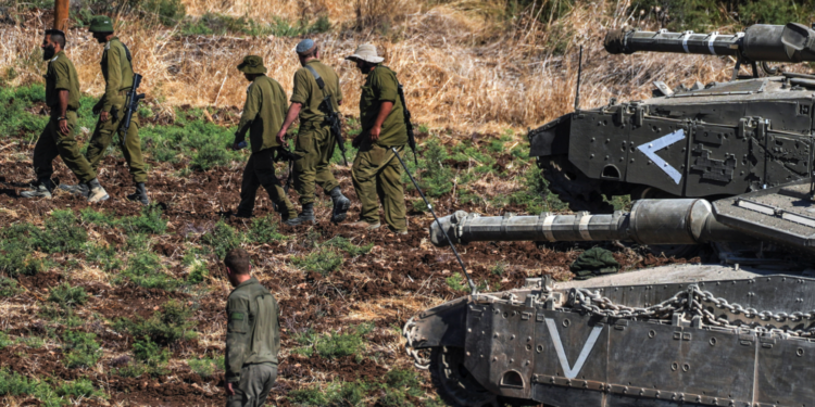 اسرائيل تعلن عن “مداهمة واسعة” جنوب لبنان وحزب الله يقصف مقر “8200”