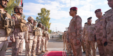 قائد عسكري كبير يستطلع الشريط الحدودي غربي العراق,,, بعد تهديد إسرائيل