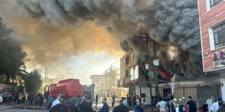 بغداد.. حريق كبير يأتي على مجمع تجاري بمنطقة الدورة